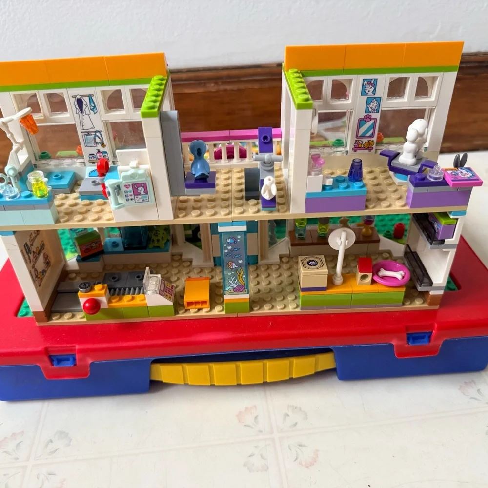 95% complete LEGO Friends Heartlake City Pet Center 41345 with Manuel - Picture 4 of 10